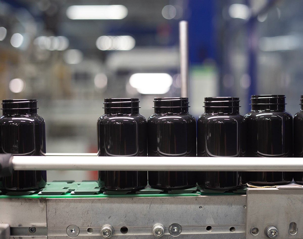 Black Pill jars with a neck finish 38SP400 in the production of OBECK.