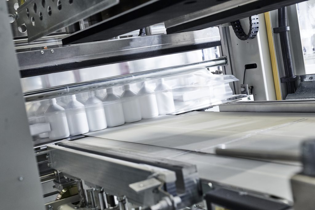 Cleanroom production of Veral PET bottles packed in Brickpack.